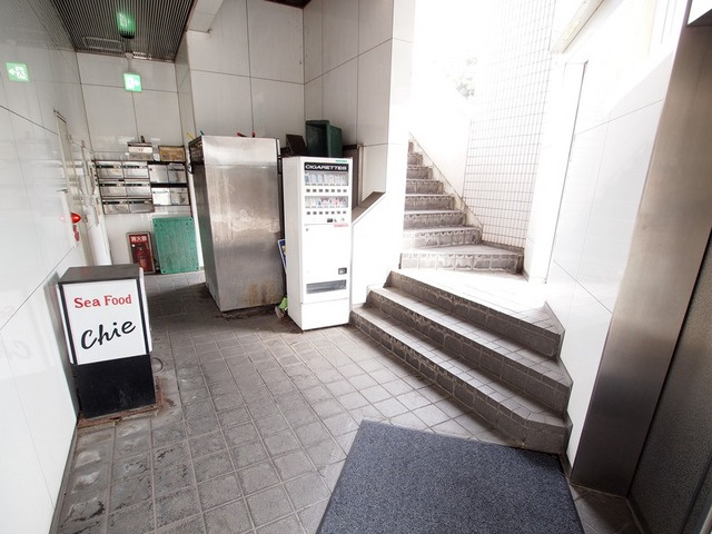 多津美ビルのエントランス