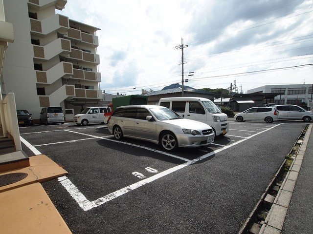 メゾン下田の駐車場