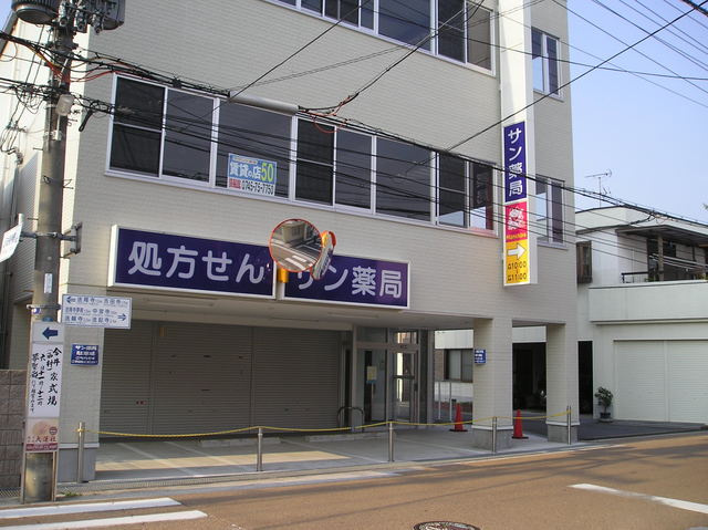 生駒郡斑鳩町興留５丁目の店舗一部の外観