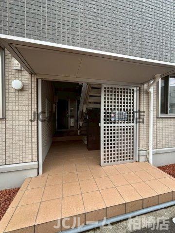 柏崎市諏訪町のアパートのエントランス