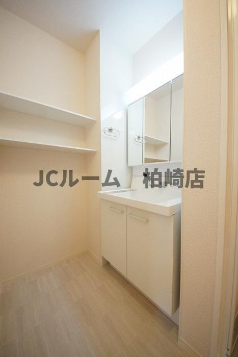 柏崎市諏訪町のアパートの居間・リビング