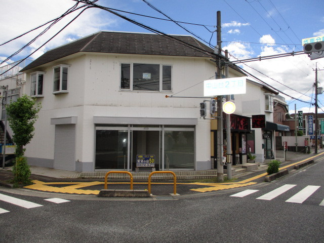 北葛城郡河合町広瀬台３丁目の店舗一部の外観