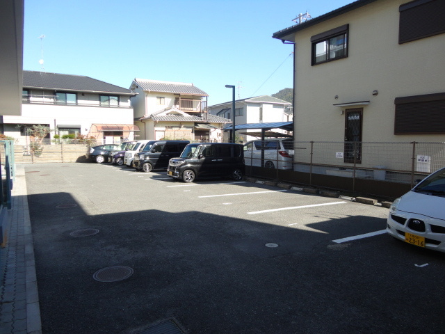 サンローゼ竜田川の駐車場