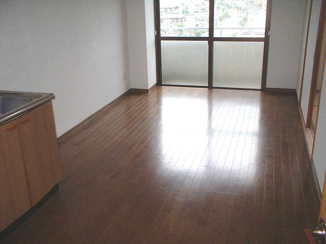 川由ビルの居間・リビング