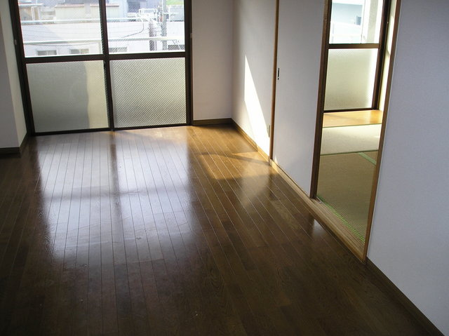 川由ビルの居間・リビング