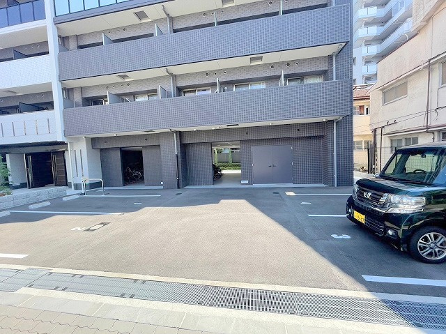 スプランディッド新大阪WESTの駐車場