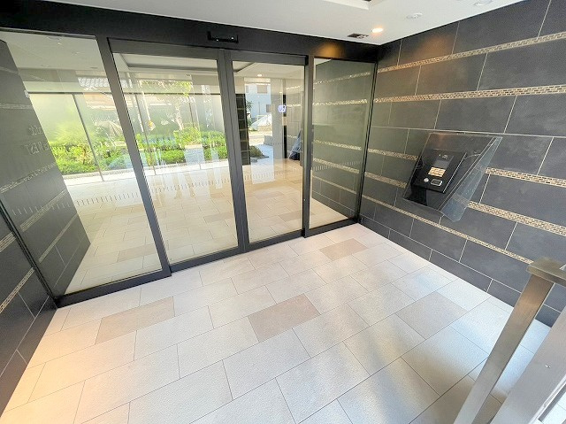 スプランディッド新大阪WESTのエントランス