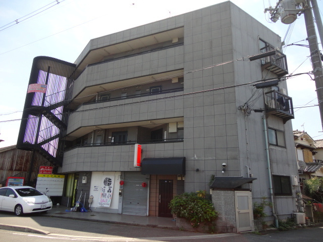 生駒郡斑鳩町興留９丁目の店舗一部の外観