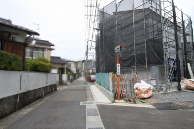 旭天神町　1号地　新築戸建の前面道路含む現地写真