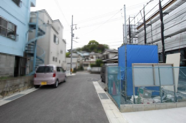 旭天神町　1号地　新築戸建の前面道路含む現地写真