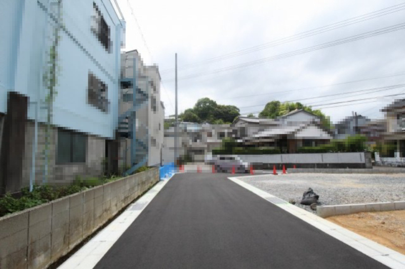 旭天神町　1号地　新築戸建の前面道路含む現地写真