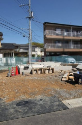 旭天神町　1号地　新築戸建の前面道路含む現地写真