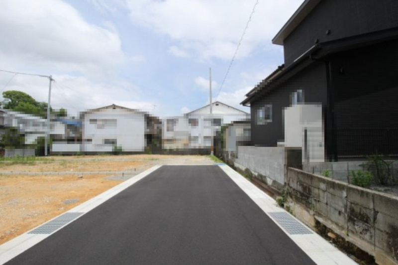 旭天神町　1号地　新築戸建の前面道路含む現地写真