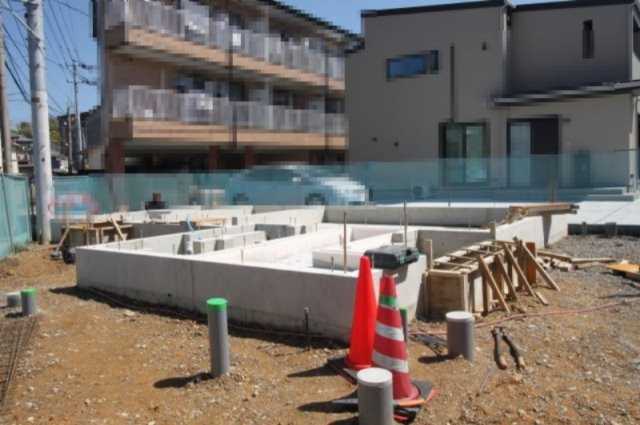 旭天神町　1号地　新築戸建の前面道路含む現地写真