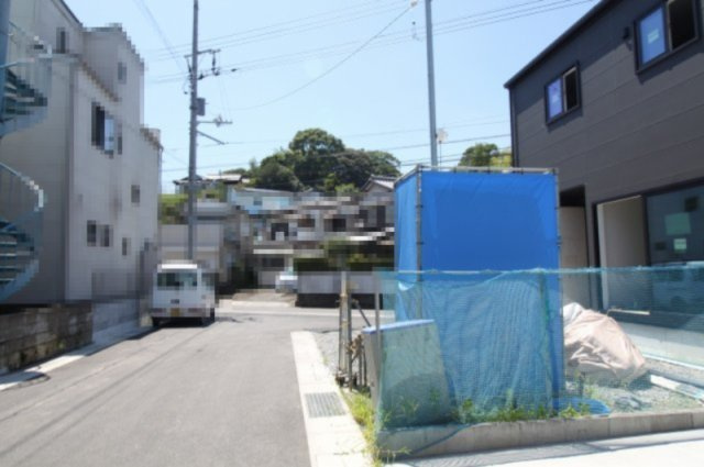 旭天神町　1号地　新築戸建の前面道路含む現地写真