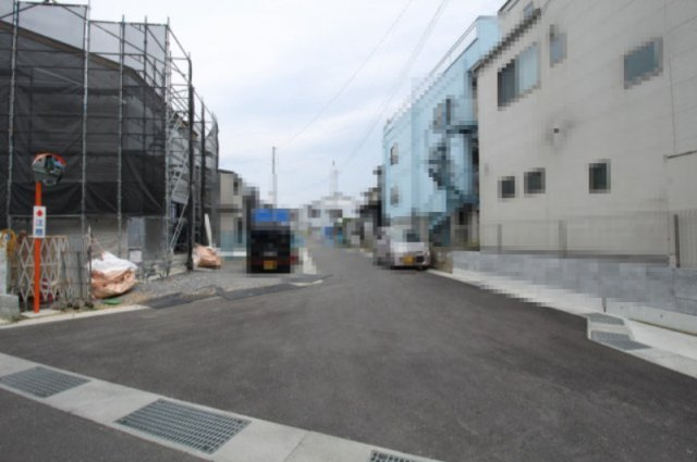 旭天神町　1号地　新築戸建の前面道路含む現地写真