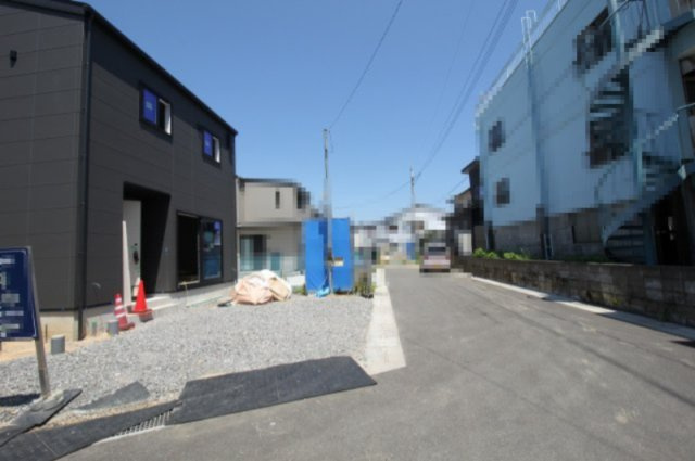 旭天神町　1号地　新築戸建の前面道路含む現地写真