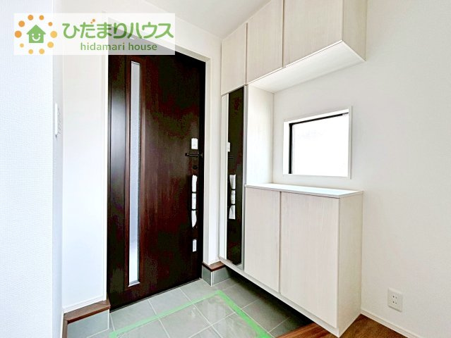 【玄関】 | つくばみらい市筒戸　新築戸建　No.2 | 玄関が広いので親子で並んで仲良く靴が履けますね(^^)/