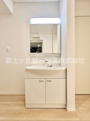 【独立洗面台】 | 沼津市沢田町 新築一戸建て 2号棟 | 独立洗面台あり、毎朝おしゃれに忙しい女性の方におすすめです