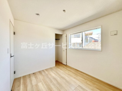 【洋室】 | 沼津市沢田町 新築一戸建て 2号棟 | 5.2帖の洋室です