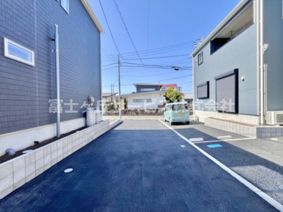 【前面道路含む現地写真】 | 沼津市沢田町 新築一戸建て 2号棟 | 前面道路含む現地写真です