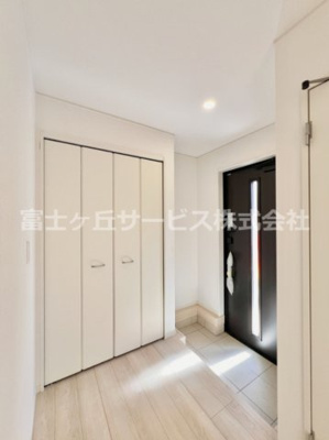 【玄関】 | 沼津市沢田町 新築一戸建て 2号棟 | 収納もある玄関です