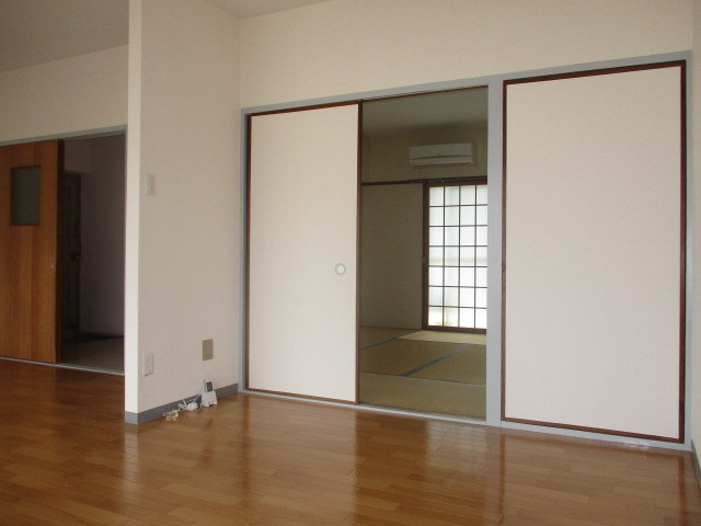 シャトーケンジの居間・リビング