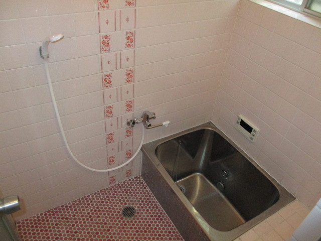 大和郡山市九条町の一戸建ての浴室