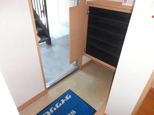 クラスターコートの玄関