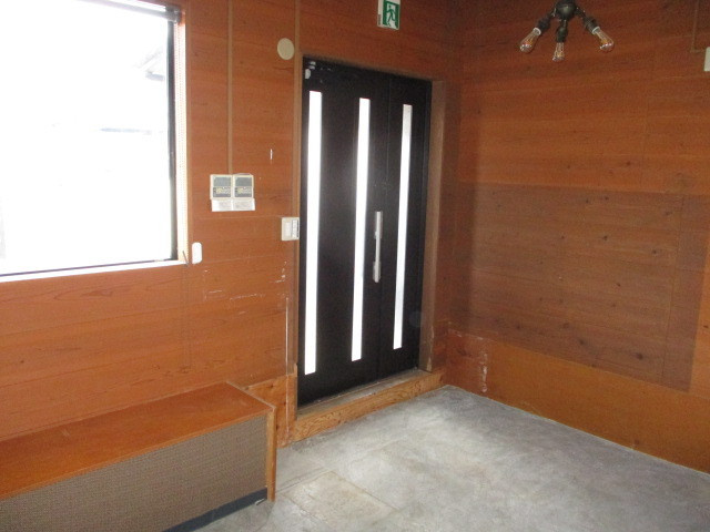 香芝市上中の店舗一部の玄関