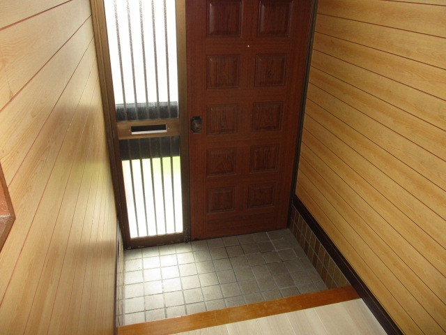 西田中戸建の玄関