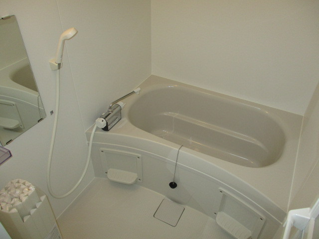 西田中戸建の浴室