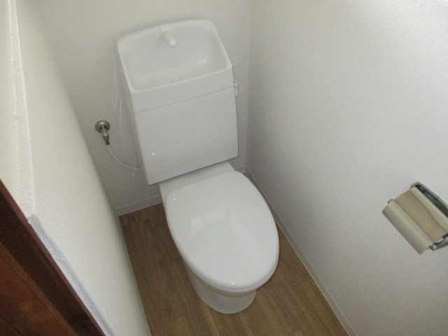 西田中戸建のトイレ