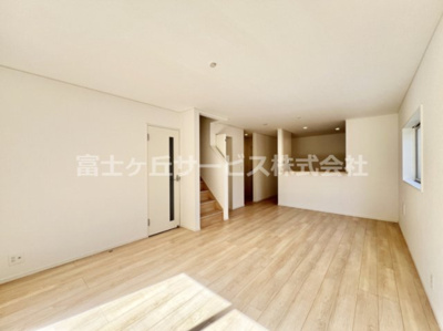 【居間・リビング】 | 沼津市沢田町 新築一戸建て 3号棟 | 17.7帖のリビングダイニングです