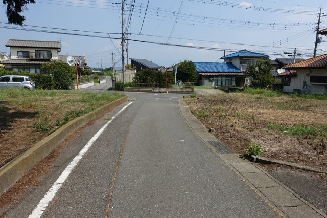 高崎市金古町　【整形角地】売地の前面道路含む現地写真|西側道路を南から北方向