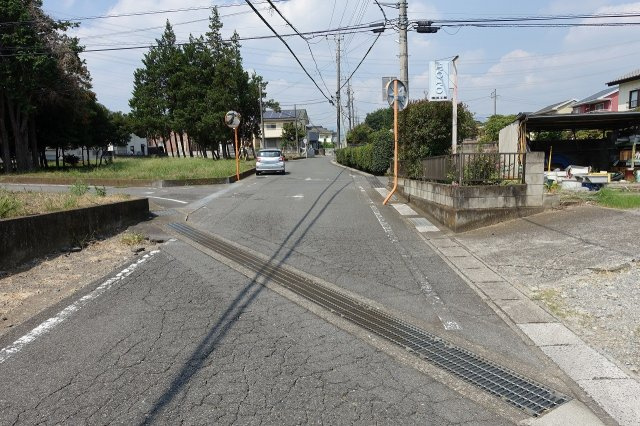 高崎市金古町　【整形角地】売地の前面道路含む現地写真|北側道路を東から西方向