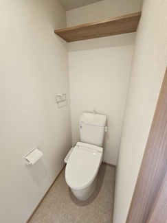 【トイレ】 | KKアパート | 温水洗浄便座です。上に棚もあって便利ですよ