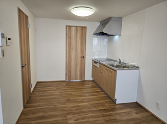 【内装】 | KKアパート | 奥が玄関ホールへの扉、左が洗面所の扉です