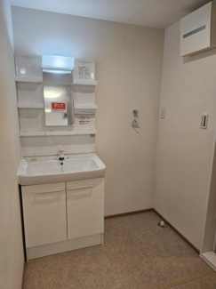 【洗面所】 | KKアパート | お風呂・トイレ・洗面所の3点セパレート物件！　右は室内洗濯機置き場です