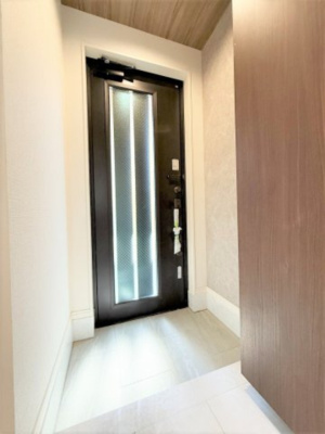 【玄関】 | 【仲介手数料３００万円が無料！！】■デザイナーズハウス■7項目で最高評価 | 【最大ポイントは「諸費用が３２０万円ＯＦＦ」です！！】
■参考写真（２号棟）
■陽当り良好！
■デザイナーズハウス
■性能評価７項目で最高等級取得
■３５年保証
■省エネラベル取得