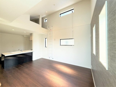 【居間・リビング】 | 【仲介手数料３００万円が無料！！】■デザイナーズハウス■7項目で最高評価 | 【最大ポイントは「諸費用が３２０万円ＯＦＦ」です！！】
■参考写真（２号棟）
■陽当り良好！
■デザイナーズハウス
■性能評価７項目で最高等級取得
■３５年保証
■省エネラベル取得