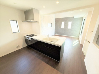 【キッチン】 | 【仲介手数料３００万円が無料！！】■デザイナーズハウス■7項目で最高評価 | 【最大ポイントは「諸費用が３２０万円ＯＦＦ」です！！】
■参考写真（２号棟）
■陽当り良好！
■デザイナーズハウス
■性能評価７項目で最高等級取得
■３５年保証
■省エネラベル取得