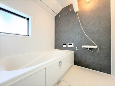 【浴室】 | 【仲介手数料３００万円が無料！！】■デザイナーズハウス■7項目で最高評価 | 【最大ポイントは「諸費用が３２０万円ＯＦＦ」です！！】
■参考写真（２号棟）
■陽当り良好！
■デザイナーズハウス
■性能評価７項目で最高等級取得
■３５年保証
■省エネラベル取得