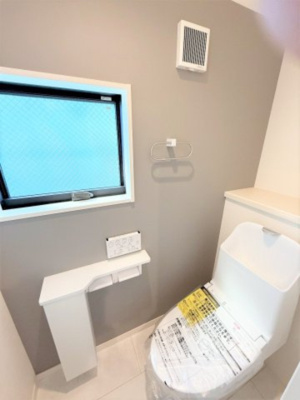 【トイレ】 | 【仲介手数料３００万円が無料！！】■デザイナーズハウス■7項目で最高評価 | 【最大ポイントは「諸費用が３２０万円ＯＦＦ」です！！】
■参考写真（２号棟）
■陽当り良好！
■デザイナーズハウス
■性能評価７項目で最高等級取得
■３５年保証
■省エネラベル取得