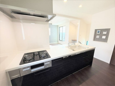 【キッチン】 | 【仲介手数料３００万円が無料！！】■デザイナーズハウス■7項目で最高評価 | 【最大ポイントは「諸費用が３２０万円ＯＦＦ」です！！】
■参考写真（２号棟）
■陽当り良好！
■デザイナーズハウス
■性能評価７項目で最高等級取得
■３５年保証
■省エネラベル取得