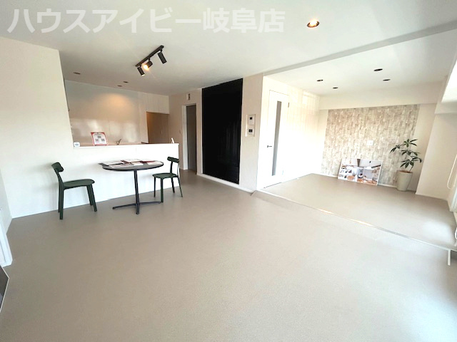コーポシェイーネ2階！輻射式全館空調エフコンシステム搭載！ペット飼育可能なマンション！駐車場確保ありの居間・リビング|コーポシェイーネ2階部分！輻射式全館空調エフコンシステム搭載！ペット飼育可能なマンション！駐車場確保あり