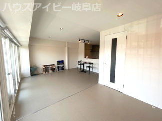 【居間・リビング】 | コーポシェイーネ2階！輻射式全館空調エフコンシステム搭載！ペット飼育可能なマンション！駐車場確保あり | コーポシェイーネ2階部分！輻射式全館空調エフコンシステム搭載！ペット飼育可能なマンション！駐車場確保あり