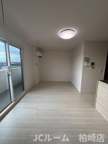 柏崎市豊町のアパートの居間・リビング