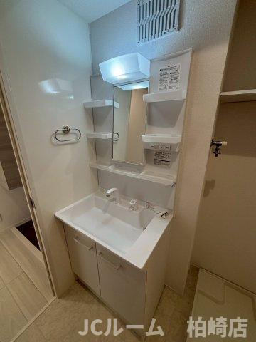 柏崎市豊町のアパートの独立洗面台
