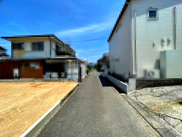 敦賀市市野々町一丁目51坪売地（南区画）の前面道路含む現地写真